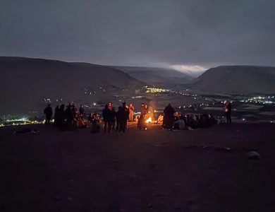 Comunidades celebraron el Año Nuevo Quechua Inti Raymi en Arica, culminando en la cumbre de cerro sagrado