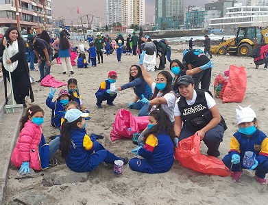 «El cambio está en nuestras manos»: Cerca de 40 kilos de basura extrajeron 60 voluntarios, durante 0perativo de limpieza en playa Bellavista