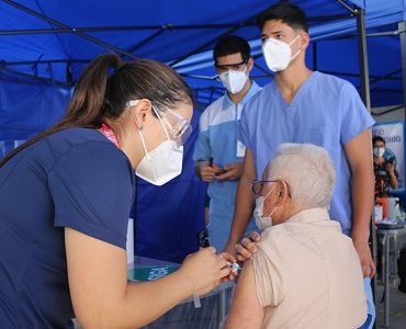 Salud Municipal de Iquique amplía horario en urgencias y refuerza vacunación a personas mayores, para enfrentar crisis por virus respiratorios