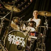 Fundación Cultural Los Jaivas y School of Rock abren convocatoria en todo Chile, para postular a su cuarta beca de educación musical