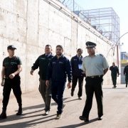 “Vehículos, infraestructura, equipamiento y reinserción para Gendarmería”:  Gobernador recorrió módulos y talleres de recinto penal