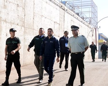 “Vehículos, infraestructura, equipamiento y reinserción para Gendarmería”:  Gobernador recorrió módulos y talleres de recinto penal