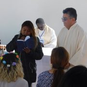 Cinco internas bolivianas recibieron el bautismo en el Centro Penal de Alto Hospicio. Ofició el sacerdote iquiqueño Armando Vergara