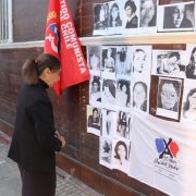 Mujeres realizaron ruta de la memoria, con velatón en dos sitios de prisión política: Regimiento Telecomunicaciones y Cárcel del Buen Pastor