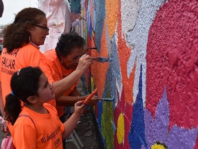 Mural «Mujeres por la vida y la democracia» diseñado por muralista Patricio Madero, fue pintado en muralla del Liceo A-7 Bernardo O´Higgins