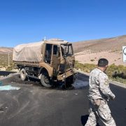 Choque entre camión militar y camión de combustible deja dos heridos en la ruta 15 CH