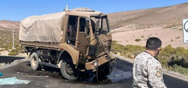 Choque entre camión militar y camión de combustible deja dos heridos en la ruta 15 CH