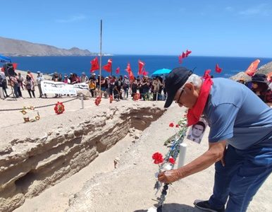 Pañoleta roja para sobrevivientes, en símbolo de resistencia, durante homenaje a ejecutados y a quienes aparecieron en la fosa