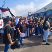 Apoderados realizaron manifestación frente al Colegio Samca Arumanti, cansados que sus hijos no tengan clases por huelga de profesores, cuyas demandas, apoyan