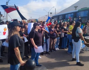 Apoderados realizaron manifestación frente al Colegio Samca Arumanti, cansados que sus hijos no tengan clases por huelga de profesores, cuyas demandas, apoyan