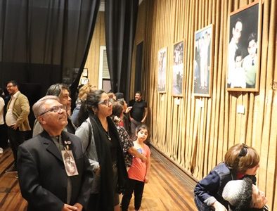 Gracias a tecnología e intervención sensible del artista, fotos de víctimas de la dictadura fueron restauradas y pintadas, dando origen a muestra “Los Ausentes Cercanos”.