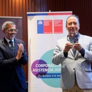 Distinguen a abogado Caucoto por trayectoria en DD.HH y trabajo en Oficina Especializada de Derechos Humanos de la Corporación de Asistencia Judicial 