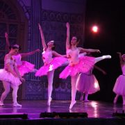 Familias repletaron funciones gratuitas de “Cascanueces” en Plaza Prat, actividad de la IMI presentada por Escuela de Ballet del Teatro Municipal