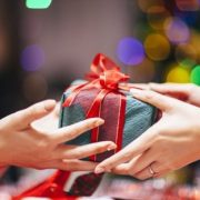 SERNAC: Si regalo navideño viene defectuoso, consumidores tienen derecho a solicitar cambio, devolución del dinero o su reparación