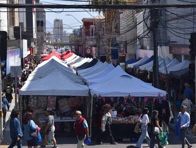 “Vive Navidad en Vivar”: Más de 180 locatarios y emprendedores ofrecen sus productos en el centro de Iquique, iniciativa que busca apoyar al comercio regular 