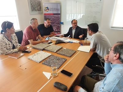 Alcalde Ferreira articula encuentros con autoridades de gobierno, Zofri y empresa privada para atender contaminación de textiles en cerros de Alto Hospicio