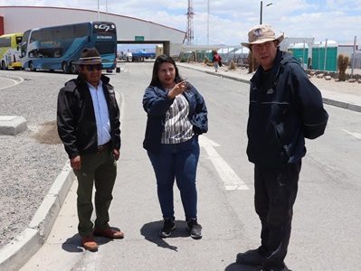 Delegada del Tamarugal y alcalde de Colchane analizan aumento de flujo de personas que cruzan la frontera