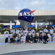 Estudiante de párvulo de Alto Hospicio acompañada de su madre, visitó Centro Espacial Kennedy de la Nasa. Integró delegación de 16 niños y niñas