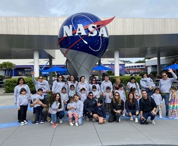 Estudiante de párvulo de Alto Hospicio acompañada de su madre, visitó Centro Espacial Kennedy de la Nasa. Integró delegación de 16 niños y niñas