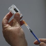 Colegio de Químicos Farmacéuticos y Bioquímicos de Chile y Sociedades Científicas Farmacéuticas denuncian desabastecimiento de medicamentos inyectables críticos para atención de pacientes.