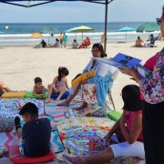 Bibliotecas públicas llegan a Cavancha con un punto de lectura gratuito, para incentivar la lectura durante el periodo estival.