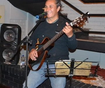 Cantautor trovador urbano Harold Hurtado que canta al amor-desamor y a la contingencia,  celebra su  composición N° 50, con ritmo de tinkus 