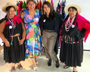 Lanzan proyecto «Viraliza» para  convertir textiles de vertederos en moda sustentable,  reuniendo a artesanas y diseñadoras regionales