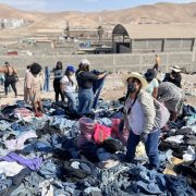 Artesanas y diseñadoras crean ropa de pasarela con desechos textiles de Alto Hospicio, mediante programa apoyado por CORFO