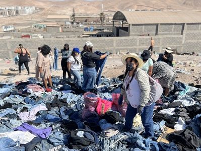 Artesanas y diseñadoras crean ropa de pasarela con desechos textiles de Alto Hospicio, mediante programa apoyado por CORFO