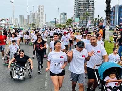 Cerca de 1.800 personas celebraron el Día Nacional del Deporte con corrida familiar, congregándose en el borde costero de Playa Brava