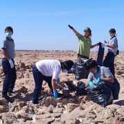 CONAF Tarapacá y brigada escolar Pozo Almonte realizaron limpieza de microbasurales en zonas de descanso y en parte de la Reserva Nacional Pampa del Tamarugal.