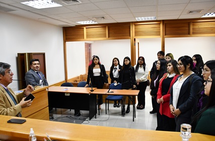 Para conocer su funcionamiento, estudiantes de derechos de la UNAP, visitaron el Tribunal de Juicio Oral de Iquique