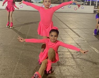 Alumnas del taller de Patinaje Artístico de la IMI, saludaron a sus madres en su día, con llamativa presentación creada por ellas y el apoyo de la entrenadora