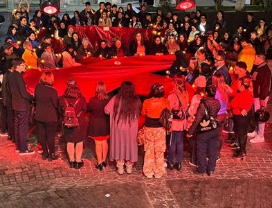 Más de 100 personasparticiparon de la Vigilia Internacional en Memoria de las Víctimas del Sida en la Plaza Prat de Iquique.