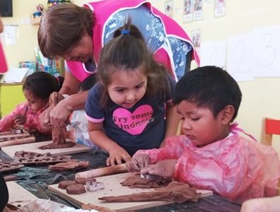 Niñas y niños del jardín infantil La Chinita de La Tirana reconocen su patrimonio inmaterial y aprenden sobre artesanía en arcilla, pintura en botellas recicladas y tejido