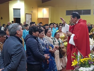 Con celebración de Eucaristía, comunidad concluyó festejos en honor al Tata Santiago y nuevos pasantes recibieron la bendición