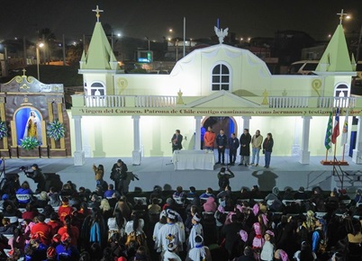 En un escenario de realismo mágico con bajas temperaturas y heladas, se inauguró en Alto Hospicio, réplica a gran tamaño del templo de La Tirana