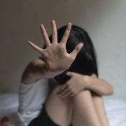 Por abuso sexual reiterado hija denuncia a su padre, cuando era funcionario de la Iglesia en Santiago.  Miisma suerte corrió su amiga
