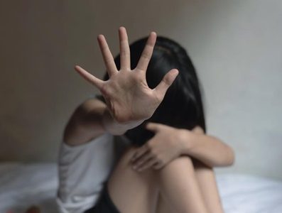 Por abuso sexual reiterado hija denuncia a su padre, cuando era funcionario de la Iglesia en Santiago.  Miisma suerte corrió su amiga