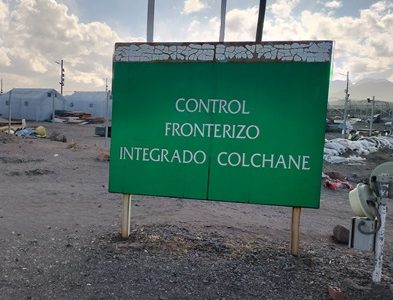 Militar chileno gravemente herido tras incidente con migrantes en la frontera con Bolivia; y otro uniformado salió en su defensa, sufrió un esguince.
