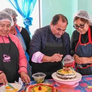Grupo de mujeres de Alto Hospicio aprenden repostería, en taller de pastelería impulsado por la Municipalidad de esa comuna