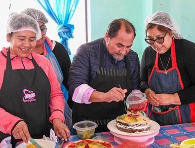 Grupo de mujeres de Alto Hospicio aprenden repostería, en taller de pastelería impulsado por la Municipalidad de esa comuna