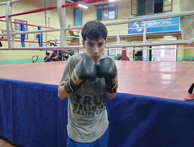 Joven coloraíno  Pablo Alvial Espinoza, con solo 14 años, ya destaca en el mundo del boxeo local y se proyecta al futuro.