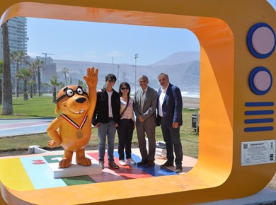 Municipalidad de Iquique inaugura “Espacio Tevito” en Parque Playa Brava, en honor al  iquiqueño Carlos González, clave en los inicios de la TV chilena