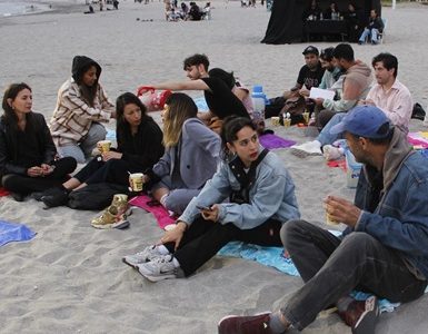 Festival Internacional de Cine de Iquique. FICIQQ,  cerró las celebraciones de sus 15 años con tecito y cine en Playa Cavancha