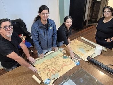 En el marco de conmemoración de la Matanza en la Escuela Santa María, donan mapas salitreros de inicios del siglo XX, que atesoran la memoria pampina 