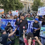 Familia de dirigenta mapuche desaparecida, Julia Chuñil, y organizaciones sociales, exige frente a La Moneda agilizar la búsqueda