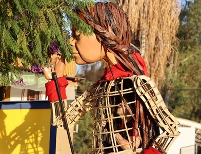 Muñeca “Amal” deslumbra a miles de personas en visita a Pica. La marioneta gigante, que ha recorrido el mundo, fue declarada «Hija Ilustre»