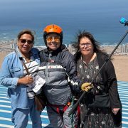Nunca es tarde para cumplir los sueños. Doña Ana Osses, de 77 años, surcó los cielo de Iquique, en inolvidable vuelo en Parapente