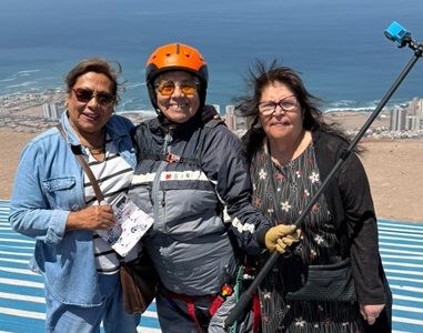 Nunca es tarde para cumplir los sueños. Doña Ana Osses, de 77 años, surcó los cielo de Iquique, en inolvidable vuelo en Parapente